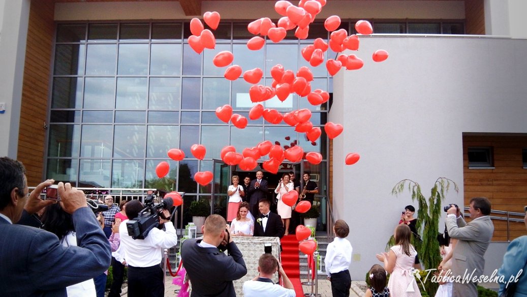 Wypuszczanie balonów z pudła prezentu pompowanie balonów  z helem dekoracje balonowe