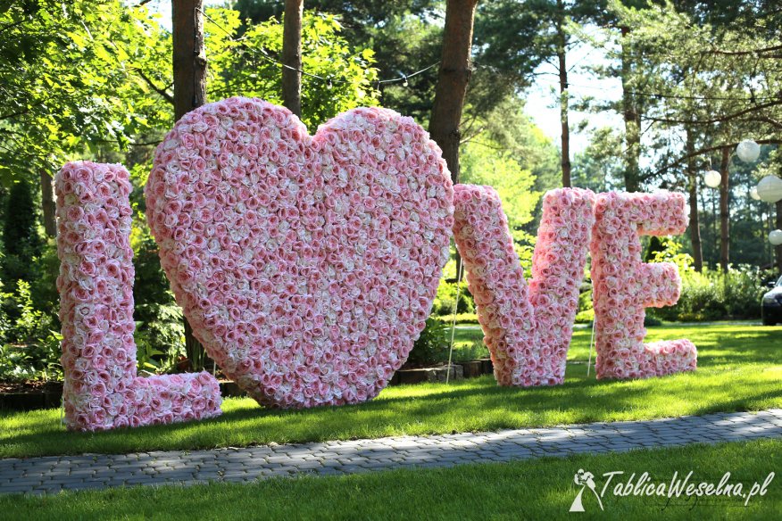 Ścianka kwiatowa. Napis kwiatowy LOVE. Łuk kwiatowy. Flower wall.