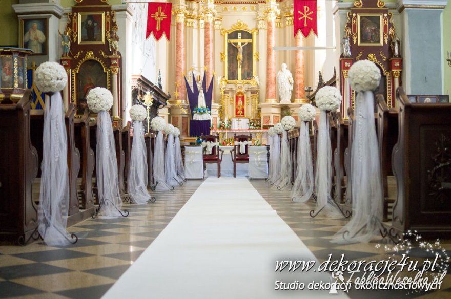 ﻿Wspaniałe i delikatne dekoracje kościoła na ślub