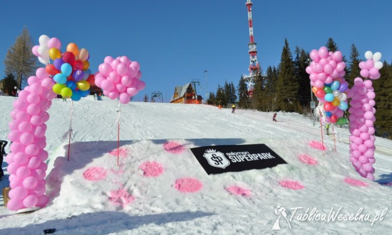 Wypuszczanie balonów z pudła prezentu pompowanie balonów  z helem dekoracje balonowe