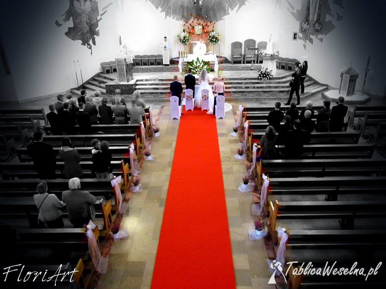 czerwony lub biały dywan na ślub, plener, zaręczyny